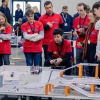 Hilfe naht: Schulteams treten mit autonomen Rettungsrobotern im Wettbewerb gegeneinander an