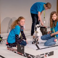 Robotik-Wettbewerb für Schulteams fördert mit Verschmelzung von Bühnenauftritten und technologischem Fachwissen das Interesse an breitem Spektrum der MINT-Fächer